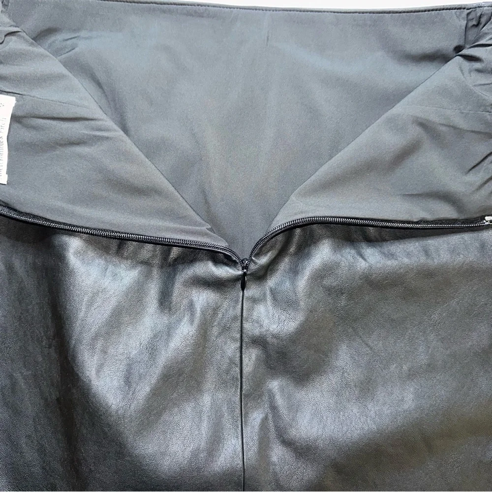 Abercrombie & Fitch Black Faux Leather Mini Skirt Gathered Side Ruching ‎ Size M